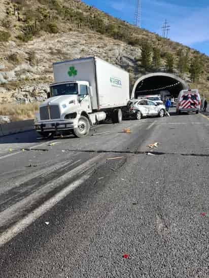 Fue aproximadamente a las 14:30 horas cuando un tráiler chocó contra varios vehículos varados.