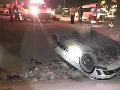 El taxi terminó sobre su toldo dentro de un canal de riego frente a la colonia Jardines San Agustín. (EL SIGLO DE TORREÓN)