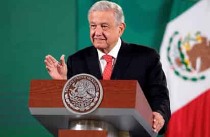 Al expresar que pueden estarlo calumniando día y noche pero si se gobierna con honestidad no hay ningún problema, el presidente Andrés Manuel López Obrador admitió que como opositor, el momento que más le afectó fue el 'escándalo' de 2004 de su exsecretario particular, René Bejarano, que recibió fajos de billetes del empresario argentino Carlos Ahumada. (ARCHIVO) 
