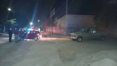 El hombre viajaba a bordo de una camioneta de la marca Ford de modelo antiguo. (EL SIGLO DE TORREÓN)