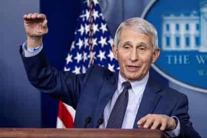 El principal epidemiólogo de la Casa Blanca, Anthony Fauci, afirmó este martes que hay indicios de que la variante ómicron del coronavirus podría causar una enfermedad 'menos grave' de la COVID, según los datos preliminares de los que dispone. (ARCHIVO) 
