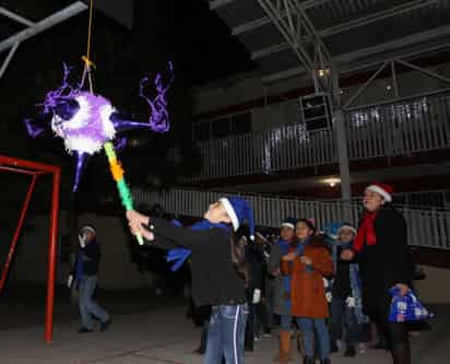 En esta temporada decembrina y con la intención de prevenir brotes de COVID-19 entre docentes y estudiantes, las escuelas de educación básica no podrán celebrar posadas navideñas. (ARCHIVO)