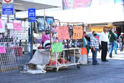 Buscan autoridades estatales y municipales las acciones de ordenamiento entre ambulantes en la recta final de este año. (ARCHIVO)