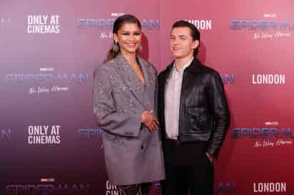 Una de las parejas favoritas del momento en Hollywood es sin dudas la de Zendaya y Tom Holland, quienes comparten créditos en la cinta Spider-Man: No Way Home, y fue durante la promoción de esta  bromearon sobre la diferencia de estatura que tienen. 
