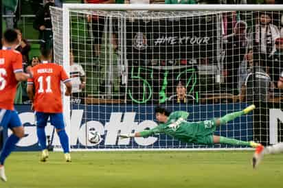 Carlos Acevedo realizó una gran atajada al inicio. (AP)