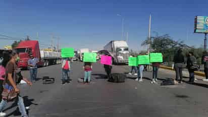 Comerciantes denuncian el robo de su mercancía para las ventas decembrina, tomaron el Periférico de Lerdo en busca de una rápida respuesta de las autoridades. (EL SIGLO DE TORREÓN)