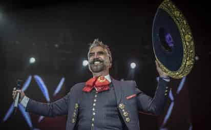 En concierto, Alejandro Fernández pidió por la salud de su padre durante concierto que ofreció en el Auditorio Nacional, pidiendo 'un milagro' para éste (ESPECIAL) 