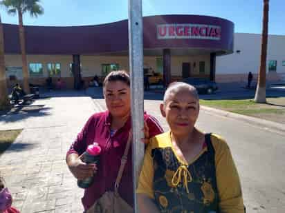 Las mujeres acudieron ayer al módulo de vacunación del Hospital General pero están convencidas de que el coronavirus no existe. (ESPECIAL)