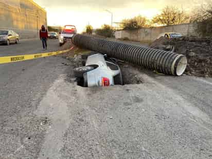 El vehículo Volkswagen Jetta terminó dentro de una zanja de una obra del Simas. (EL SIGLO DE TORREÓN) 