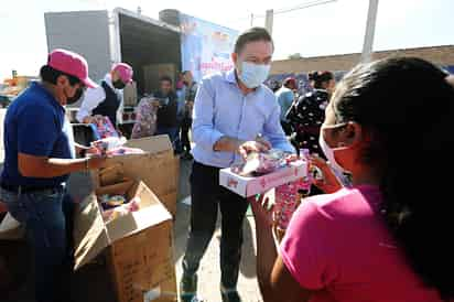 Los niños y sus familias agradecieron el gesto, pues dan fe del beneficio que estos apoyos les representan. (EL SIGLO DE TORREÓN) 