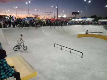 Autoridades del municipio de San Pedro inauguraron el multideportivo que se construyó dentro del predio donde se encuentra el Gimnasio Auditorio, cuya remodelación esperan que concluya en unos meses.
