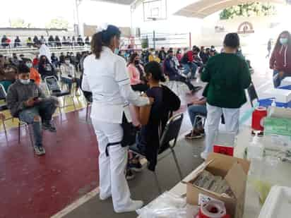 La vacuna también se aplicará a personas rezagadas y a jóvenes de 15 a 17 años, en su segunda dosis. El horario de atención será de las 9 de la mañana a las 4 de la tarde. (EL SIGLO DE TORREÓN)