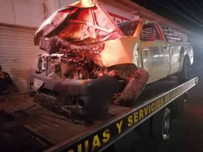 La camioneta se impactó contra las protecciones del desnivel. (EL SIGLO DE TORREÓN)