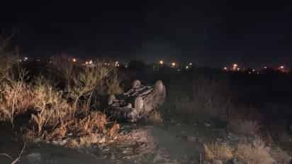 La unidad se salió del camino y terminó sobre su toldo entre los matorrales. (EL SIGLO DE TORREÓN)