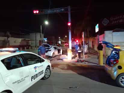 La unidad se impactó contra un Nissan Versa, color gris, modelo 2020, mismo que se desplazaba de norte a sur por la calle El Siglo de Torreón y era tripulado por Fernando de 30 años de edad. (EL SIGLO DE TORREÓN)