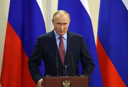 El presidente ruso Vladimir Putin habló el martes por teléfono con sus homólogos francés y finlandés y reiteró su exigencia de garantías que impidan a la alianza militar OTAN expandirse a Ucrania o desplegar armas allí. (ARCHIVO) 
