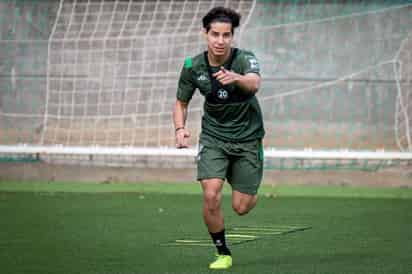 El mediapunta mexicano del Betis Diego Lainez ha obtenido la nacionalidad española y, con ello, deja de ocupar plaza de jugador extracomunitario en el equipo bético, ha informado la entidad verdiblanca.
