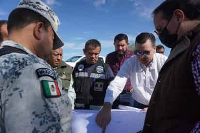 Ayer las auoridades militares mostraron el plano de la carretera que se construirá de acceso al cuartel. (EL SIGLO DE TORREÓN) 