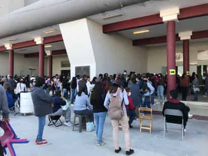 El primer día de la triple jornada de vacunación en Gómez Palacio, arrancó en medio de caos y confusión. (EL SIGLO DE TORREÓN)