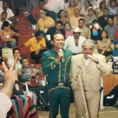 Emotivo. Pedro Vicente y Vicente Fernández unieron sus voces el 16 de julio de 2004 en el palenque de la Feria de Gómez Palacio.