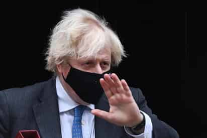 El primer ministro británico, el conservador Boris Johnson, defendió su gestión al ser acusado este miércoles por la oposición laborista de carecer de 'autoridad moral', por presuntamente romper las normas durante la pandemia, y 'política', tras sufrir anoche la mayor rebelión en sus filas desde que llegó al poder. (EFE) 