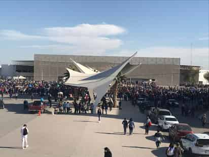 La afluencia es aun mayor que la registrada el día de ayer, tanto que en el área de estacionamiento se encuentran las largas filas. (GUADALUPE MIRANDA) 