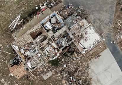 Al inspeccionar desde el cielo los daños causados por las tormentas en Kentucky, el presidente Joe Biden vio el miércoles barrios convertidos en montañas de escombros y casas sin techos ni ventanas, pruebas del desastre natural más reciente en un año que lo ha llevado a localidades devastadas de todo el país con mensajes de ayuda y condolencias. (EFE) 
