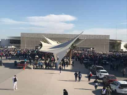 Gran afluencia se registró en el segundo día de vacunación antiCOVID en la Expo Feria Gómez Palacio. (EL SIGLO DE TORREÓN)