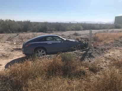 Uno de los autos involucrados acabó en un terreno baldío. (EL SIGLO DE TORREÓN) 