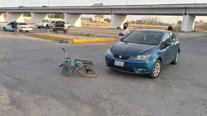 El ciclista sufrió contusiones en distintas partes del cuerpo y fue auxiliado por los paramédicos de Cruz Roja, que lo trasladaron a la Clínica 16 del Instituto Mexicano del Seguro Social. (EL SIGLO DE TORREÓN) 