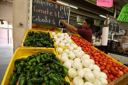  El titular del Ejecutivo además hizo un llamado a los distribuidores y comerciantes a no aumentar los precios ante la inflación. (ARCHIVO) 