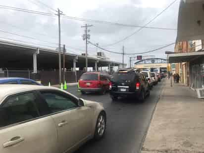 Las largas filas comenzaron a registrarse durante las primeras horas de este viernes. (EL SIGLO DE TORREÓN)