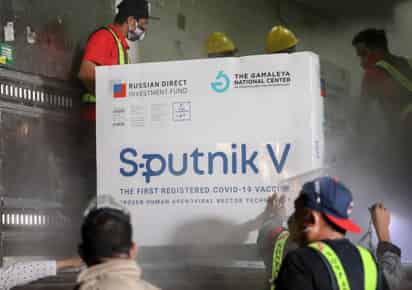 Los creadores de la vacuna rusa Sputnik V contra el coronavirus dijeron el viernes que la misma provee la mayor protección contra la variante ómicron, disputando un estudio occidental que dice que la Sputnik no produjo “ninguna actividad neutralizante” contra la mutación. (ARCHIVO) 