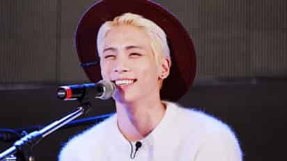 El cantante surcoreano Kim Jonghyun falleció en Seúl a los 27 años el 18 de diciembre de 2017, hace cuatro años, su deceso ocurrió en un suicidio, el integrante de la popular boyband Shinee fue recordado por sus compañeros de banda así como los seguidores de la agrupación, quienes se les conoce como 'Shawol', que es una abreviatura de Shinee Wold. (CORTESÍA) 
