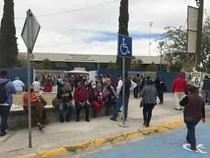 Cientos de maestros jubilados acudieron desde las primeras horas de ayer viernes a la SEED a recoger su bono anual. (EL SIGLO DE TORREÓN)