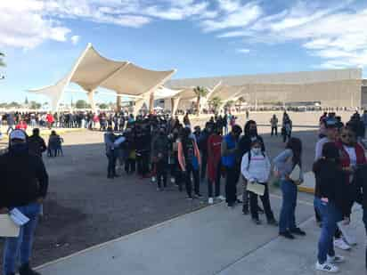 Los jóvenes reciben su segunda dosis de Pfizer en el auditorio. (EL SIGLO DE TORREÓN)