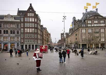 La imparable expansión de la nueva oleada de la pandemia de coronavirus en Europa, tras la entrada en escena de la variante ómicron, hace que el continente afronte las fiestas navideñas en un escenario de restricciones, incertidumbre, nerviosismo, advertencias y llamamientos a la calma por parte de los dirigentes públicos. (ARCHIVO) 
