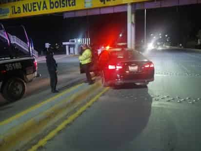 El automóvil siniestrado es un Chevrolet Malibu, color negro, modelo 2018, que era conducido por un joven de 23 años de edad que se identificó como Sebastián. (EL SIGLO DE TORREÓN) 