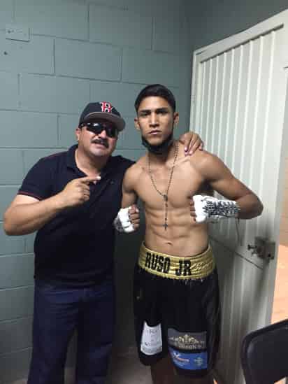 Otro peleador lagunero que también repartió metralla este fin de semana, fue Abel “Ruso” Rivas, quien participó en una función en Culiacán, Sinaloa, que fue encabezada por el hijo de la gran gloria del boxeo mexicano, Julio César Chávez Carrasco.