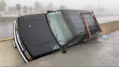 El pavimento mojado aunado a la densa neblina que se presentó desde la mañana del domingo, ocasionó que el conductor de una camioneta terminase en el canal pluvial del bulevar Fundadores, luego de derrapar por la vialidad.
