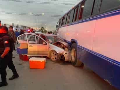 La unidad siniestrada es un Volkswagen Jetta de procedencia extranjera, en color gris, el cual se impactó contra un camión, en color azul con blanco, de la ruta San Antonio. (EL SIGLO DE TORREÓN)