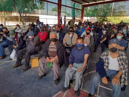 Hoy inició la aplicación de una dosis de refuerzo de la vacuna anti-COVID para adultos mayores de 60 años en Torreón.  (RAMÓN SOTOMAYOR) 