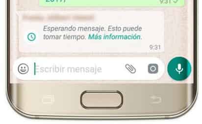 En ocasiones WhatsApp muestra la leyenda 'esperando el mensaje', misma que puede aparecer cuando la calidad de la conexión a internet no es optima (ESPECIAL)