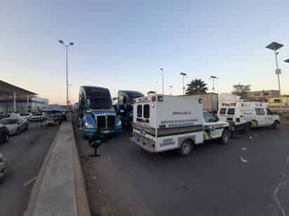 Los trabajadores inconforme bloquearon el bulevar Ejército Mexicano. (EL SIGLO DE TORREÓN)