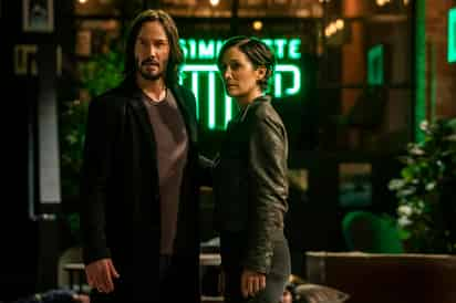 En esta imagen difundida por Warner Bros. Pictures, Keanu Reeves y Carrie-Anne Moss en una escena de 'The Matrix Resurrections'. (Warner Bros. Pictures vía AP)