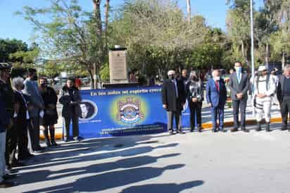 En la ceremonia, se develó la nueva placa y se rindió homenaje a los autores, Cayetano Reyes Landeros, responsable de la letra, y Juan Martínez Torres, de la música. (GUADALUPE MIRANDA) 