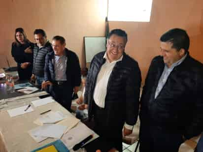 El alcalde Homero Martínez Cabrera reconoció la labor realizada por el senador con licencia, Gabriel García Hernández. (EL SIGLO DE TORREÓN)