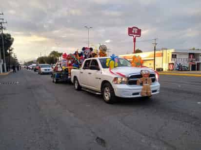 Entusiastas pilotos laguneros adornaron sus vehículos y llevaron de paseo a populares personajes para deleite de los niños (ESPECIAL) 