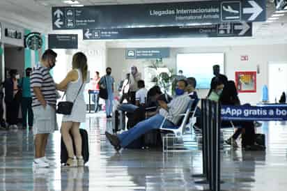 En términos del aeropuerto, dijo que en octubre de 2019 se manejaban 63 mil pasajeros en el Aeropuerto de Torreón, que bajaron a 33 mil durante la pandemia y en el 2021 había 54 mil en uno de los reportes reciente. (ARCHIVO) 