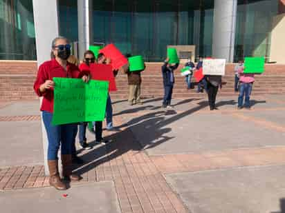 Con pancartas hechas a mano en cartulinas blancas y de colores fluorescentes, con diversas consignas exigieron el pago de sus derechos contractuales. (SERGIO A. RODRÍGUEZ) 